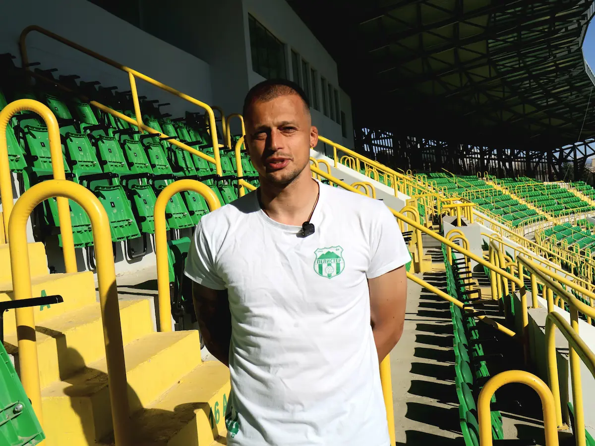 Најголемото македонско дерби за цела Македонија претставува вистински спектакл – натпревар кој сите со нетрпение го очекуваат, како поради случувањата на теренот, така и поради атмосферата на трибините. Победата во Тетово не ни донесе само три бода, туку и многу повеќе од тоа. Може да се покаже како еден од клучните пресврти во сезоната, за жал во борбата за опстанок. Тоа го напоменав и претходно – дека победа против некоја од првите четири екипи може да ни донесе голем пресврт. Токму тоа се случи пред дербито, против Шкендија, која според мене е најдобрата екипа во Македонија и игра најдобар фудбал. До навивачите нема што многу да им порачам – тие се нашиот дванаесетти играч. Очекуваме да дојдат во што поголем број и да нè бодрат до последната секунда. Дерби како дерби може да го реши една грешка, може да се постигне гол во последните моменти, како минатата сезона. Затоа ни е потребна поддршка сите 90 минути, а на крајот се надевам дека заедно ќе се радуваме на победата.